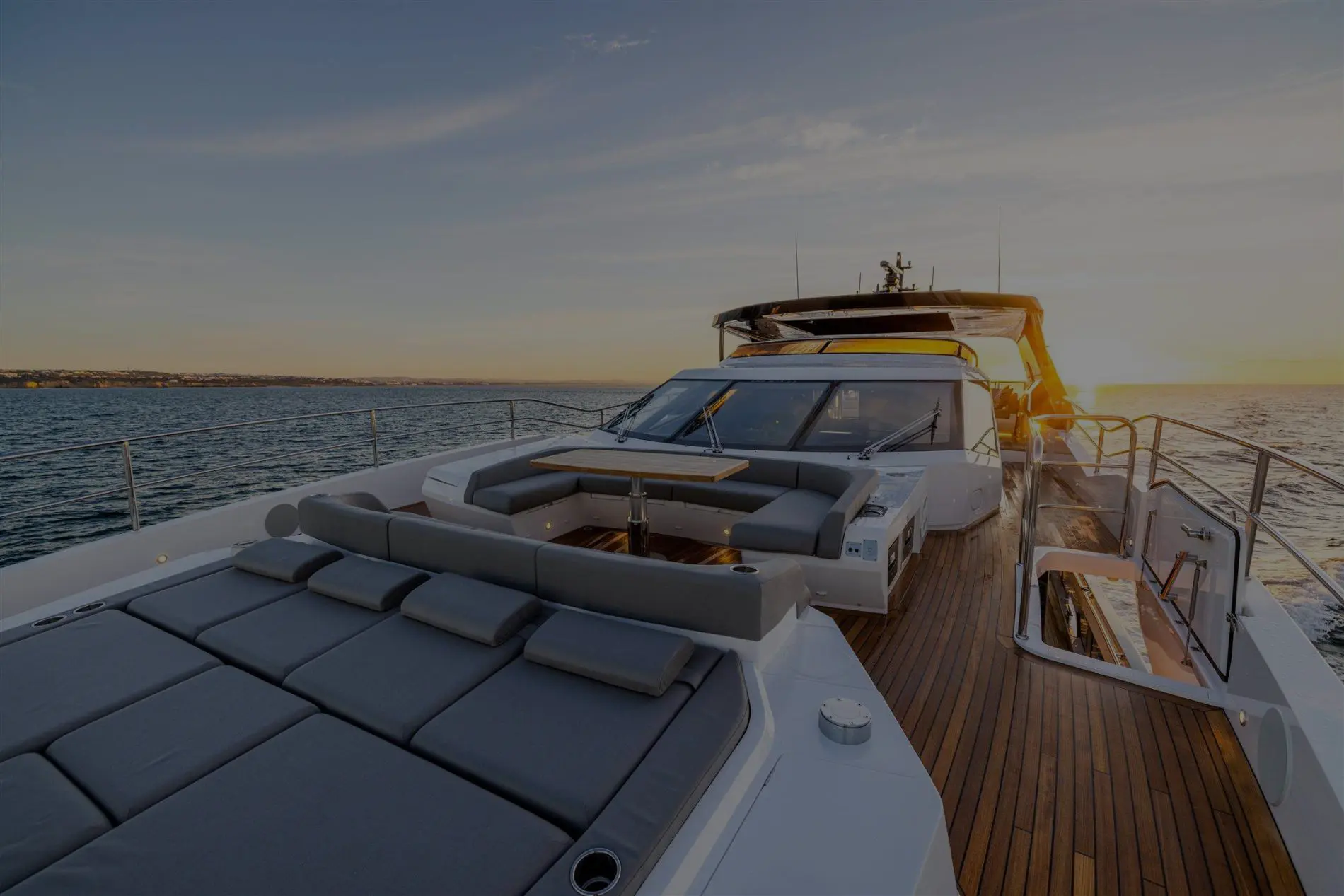 Moderne Premium-Yacht in einer offenen Meeresbucht