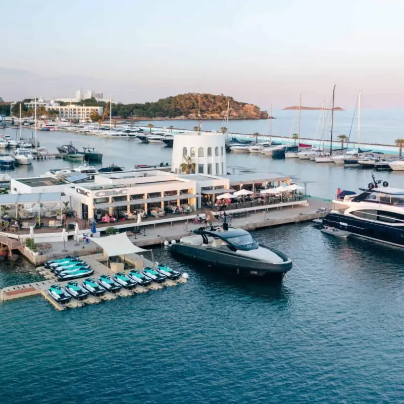 Yacht in einem mediterranen Hafen