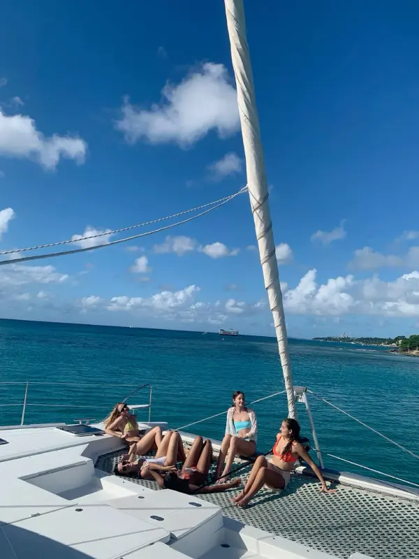 Menschen entspannen auf dem Deck einer Yacht