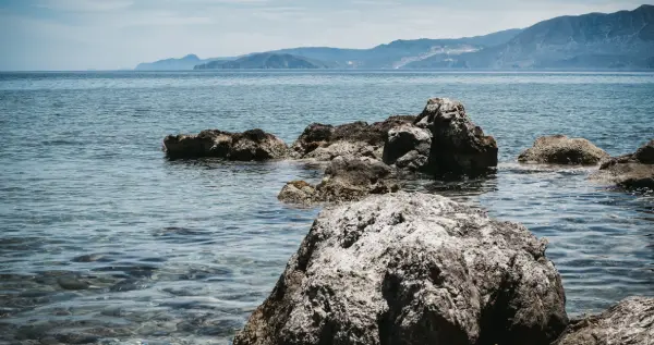 Felsige Mittelmeerküste und ruhiges Meer