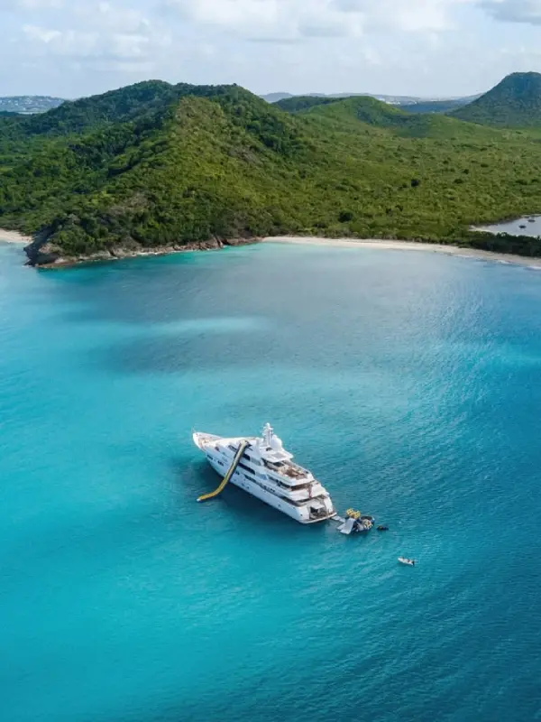 Yacht vor einer Inselküste
