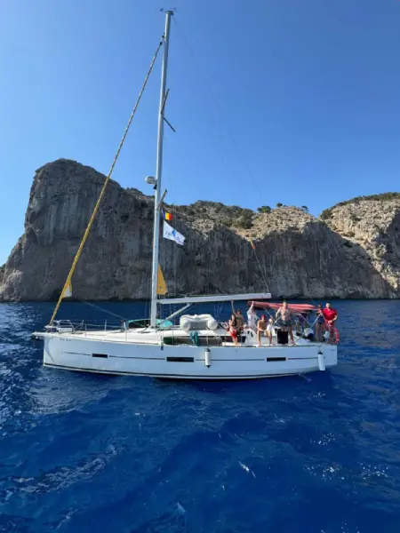 Yacht in einer Bucht der Balearen