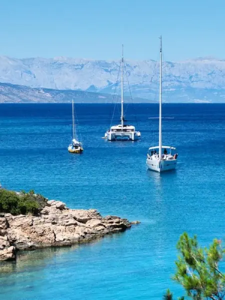 Adriatische Inselküste mit moderner Yacht