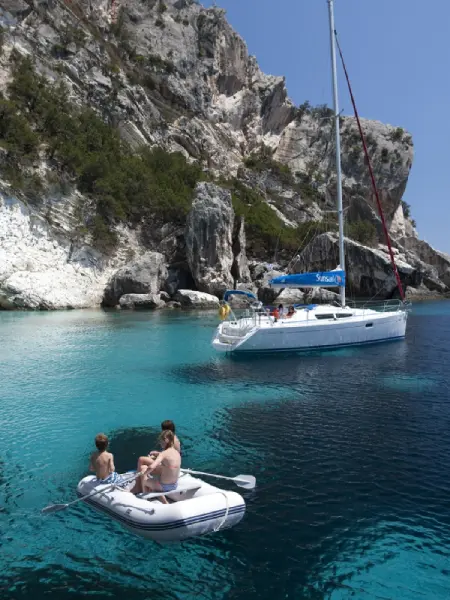 Ionische Küste und Hafen mit Yacht