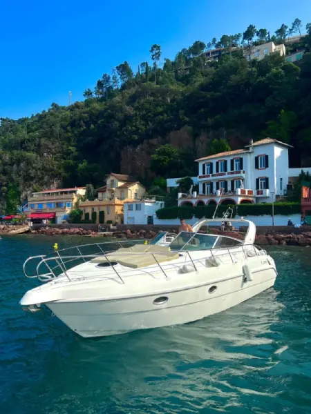 Motoryacht an der Côte d’Azur