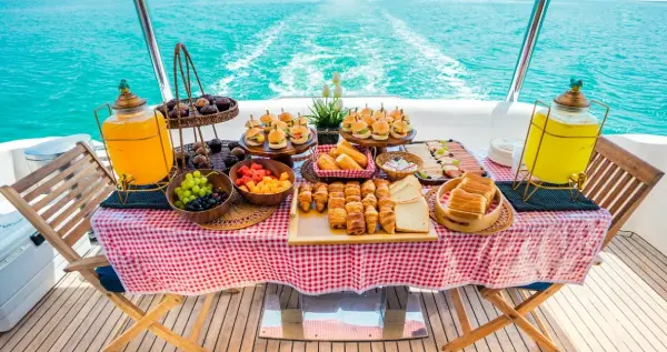 Frühstück und Entspannung auf dem Yachtdeck
